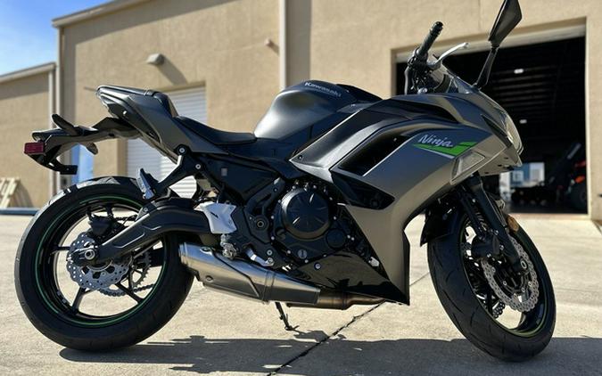 2024 Kawasaki Ninja 650 Metallic Matte Graphenesteel Gray/Ebony