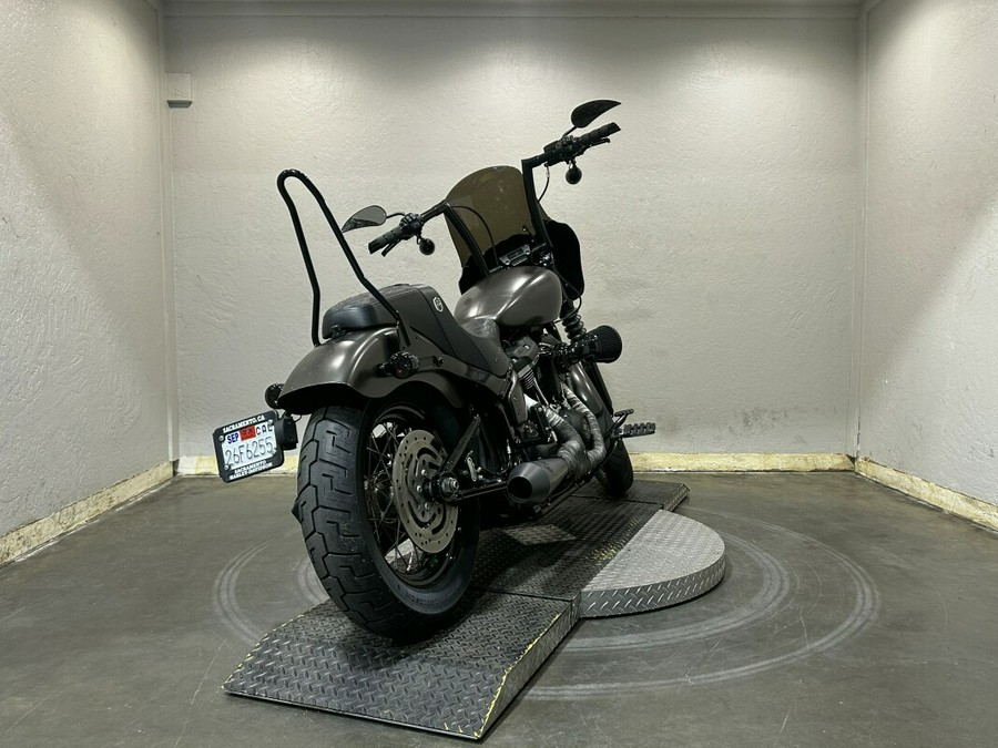 Harley-Davidson® Street Bob® 2018 FXBB 022804TT WKDRED/TWTDCHRY W/PINSTRIPE