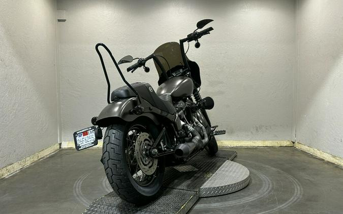 Harley-Davidson® Street Bob® 2018 FXBB 022804TT WKDRED/TWTDCHRY W/PINSTRIPE