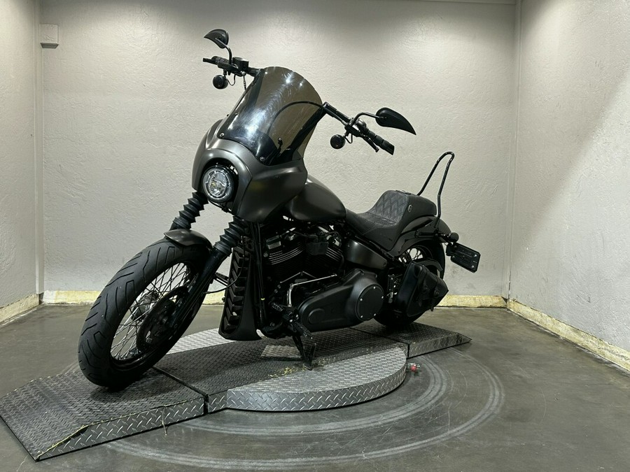 Harley-Davidson® Street Bob® 2018 FXBB 022804TT WKDRED/TWTDCHRY W/PINSTRIPE