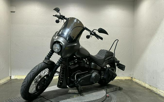 Harley-Davidson® Street Bob® 2018 FXBB 022804TT WKDRED/TWTDCHRY W/PINSTRIPE