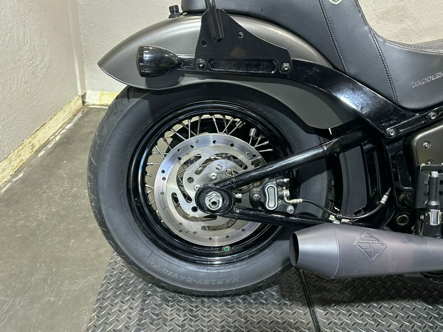 Harley-Davidson® Street Bob® 2018 FXBB 022804TT WKDRED/TWTDCHRY W/PINSTRIPE