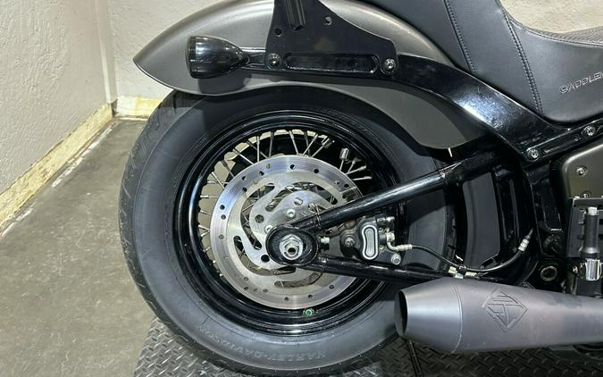 Harley-Davidson® Street Bob® 2018 FXBB 022804TT WKDRED/TWTDCHRY W/PINSTRIPE