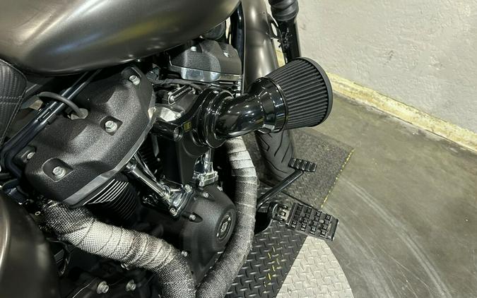 Harley-Davidson® Street Bob® 2018 FXBB 022804TT WKDRED/TWTDCHRY W/PINSTRIPE