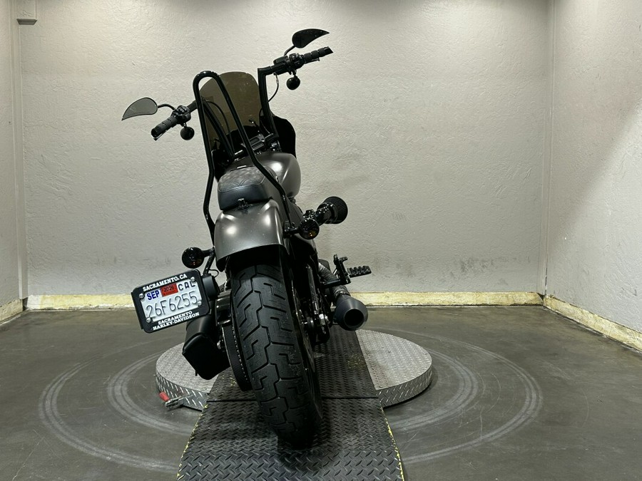 Harley-Davidson® Street Bob® 2018 FXBB 022804TT WKDRED/TWTDCHRY W/PINSTRIPE