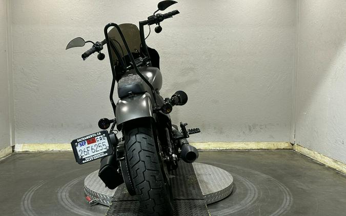 Harley-Davidson® Street Bob® 2018 FXBB 022804TT WKDRED/TWTDCHRY W/PINSTRIPE