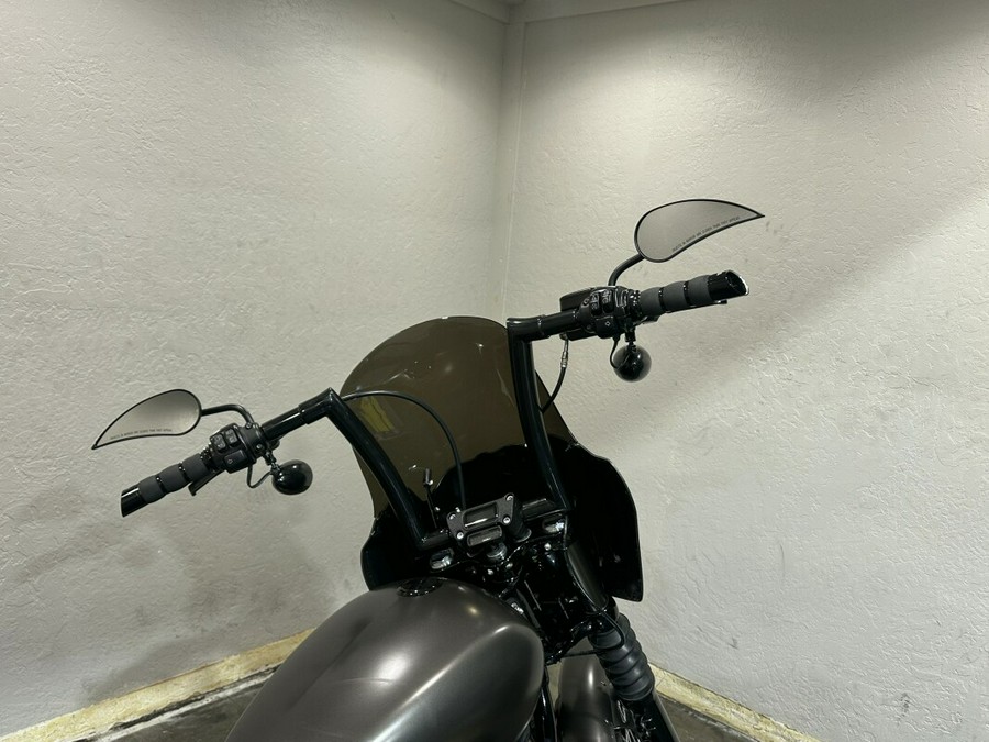 Harley-Davidson® Street Bob® 2018 FXBB 022804TT WKDRED/TWTDCHRY W/PINSTRIPE