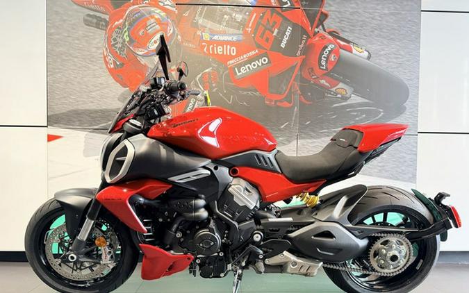 2025 Ducati Diavel V4 Ducati Red