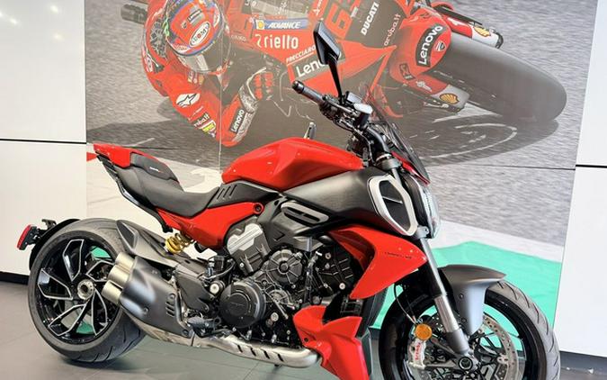 2025 Ducati Diavel V4 Ducati Red