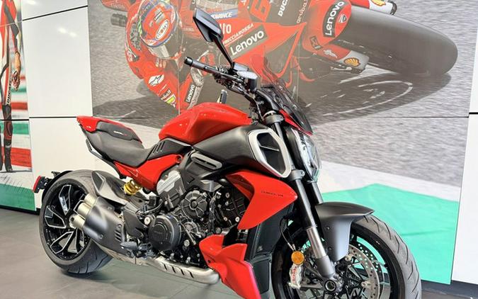 2025 Ducati Diavel V4 Ducati Red