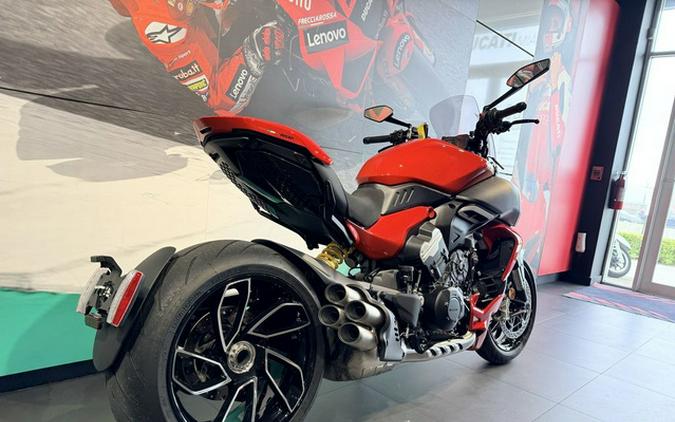 2025 Ducati Diavel V4 Ducati Red
