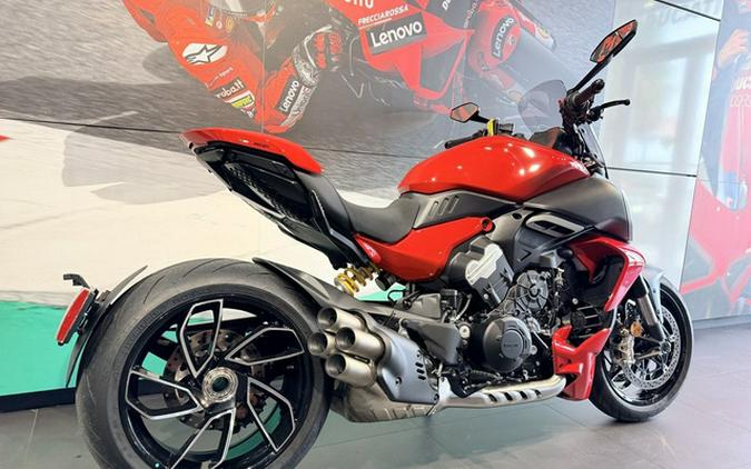 2025 Ducati Diavel V4 Ducati Red