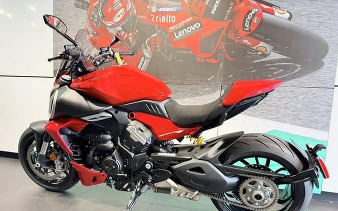 2025 Ducati Diavel V4 Ducati Red
