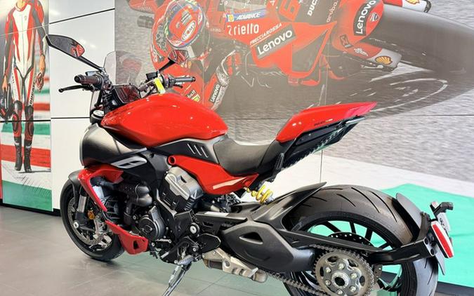 2025 Ducati Diavel V4 Ducati Red