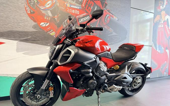 2025 Ducati Diavel V4 Ducati Red