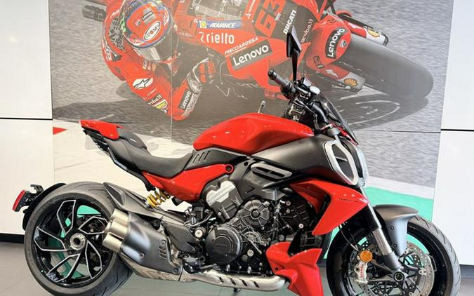 2025 Ducati Diavel V4 Ducati Red