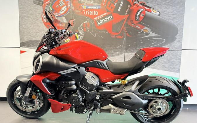 2025 Ducati Diavel V4 Ducati Red