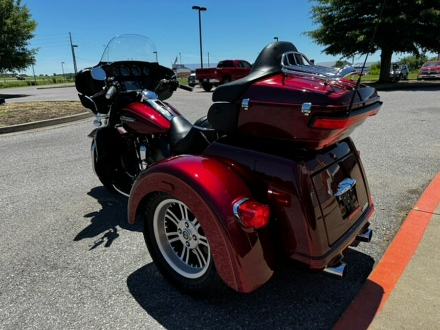 2016 Harley-Davidson Tri Glide Ultra Two-Tone Mysterious Red Sunglo/Velocity