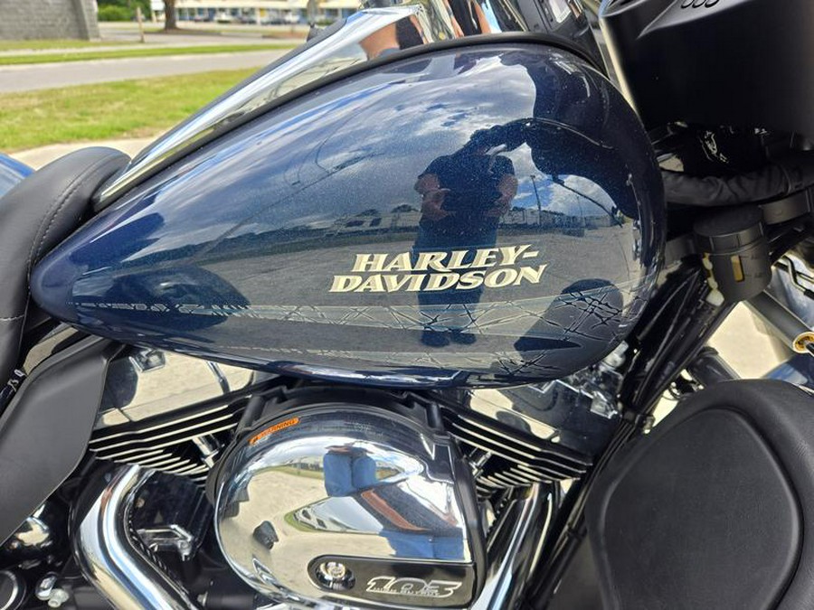 2016 Harley-Davidson® FLHTCUTG
