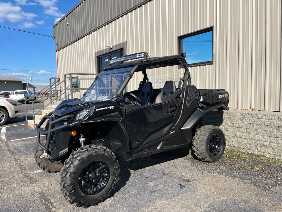 2024 Can-Am Commander XT 700 Red / Black
