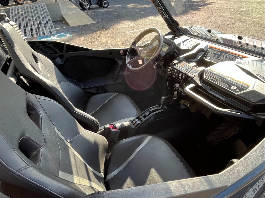 2024 Can-Am Commander XT 700 Red / Black