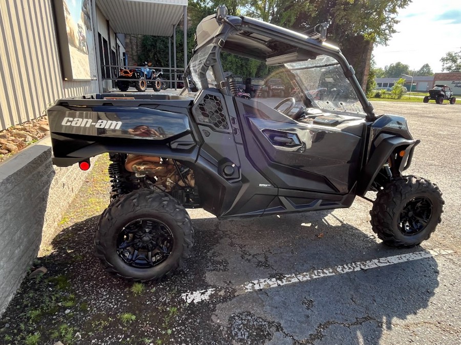 2024 Can-Am Commander XT 700 Red / Black
