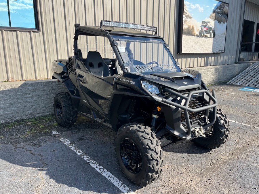2024 Can-Am Commander XT 700 Red / Black