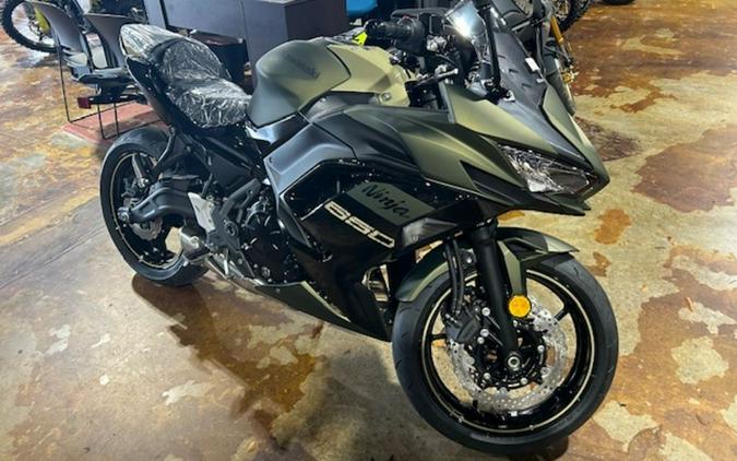 2024 Kawasaki Ninja® 650 Metallic Covert Green/Metallic Spark Black