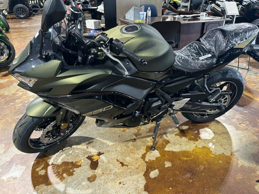 2024 Kawasaki Ninja® 650 Metallic Covert Green/Metallic Spark Black