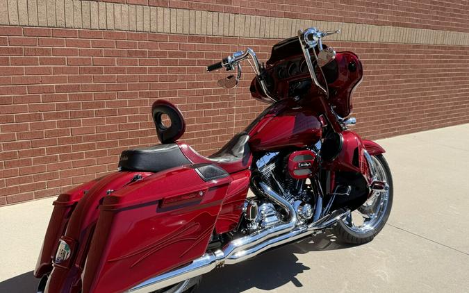 2016 Harley-Davidson® CVO™ Street Glide® Atomic Red with Candy Apple Flames