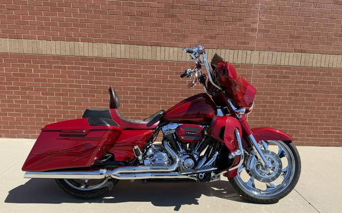2016 Harley-Davidson® CVO™ Street Glide® Atomic Red with Candy Apple Flames