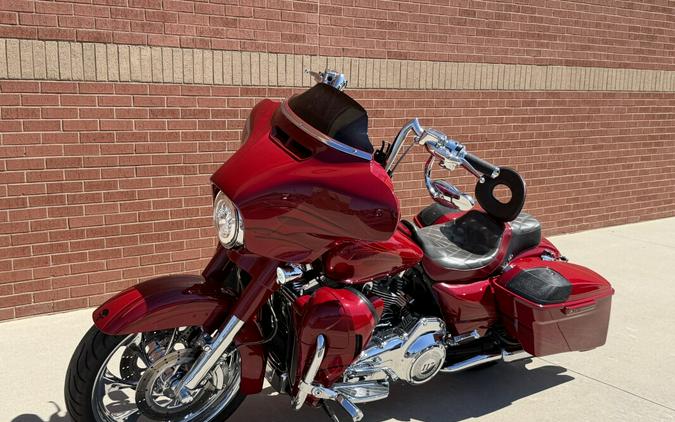 2016 Harley-Davidson® CVO™ Street Glide® Atomic Red with Candy Apple Flames
