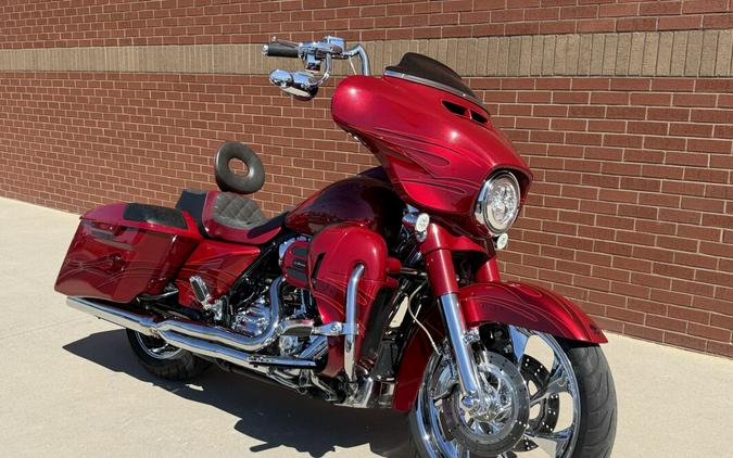 2016 Harley-Davidson® CVO™ Street Glide® Atomic Red with Candy Apple Flames