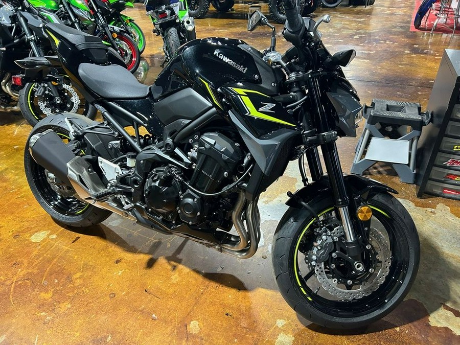 2024 Kawasaki Z900 ABS Metallic Spark Black/Metallic Matte Dark Gray