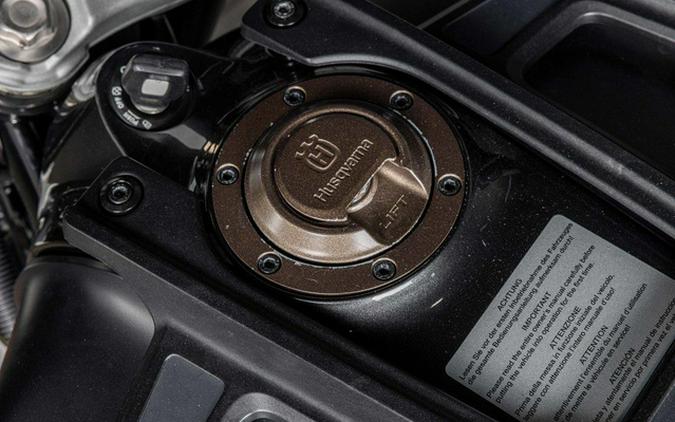 2021 Husqvarna SVARTPILEN 401