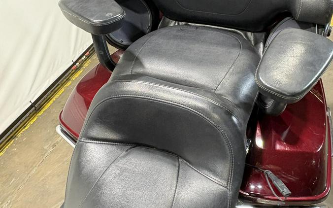 2017 Harley-Davidson® Road Glide® Ultra Two-Tone Mysterious Red Sunglo/Velocity Red Sunglo