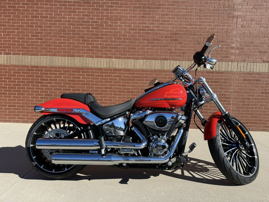 2026 Harley-Davidson® Breakout® Blood Orange Chrome Trim