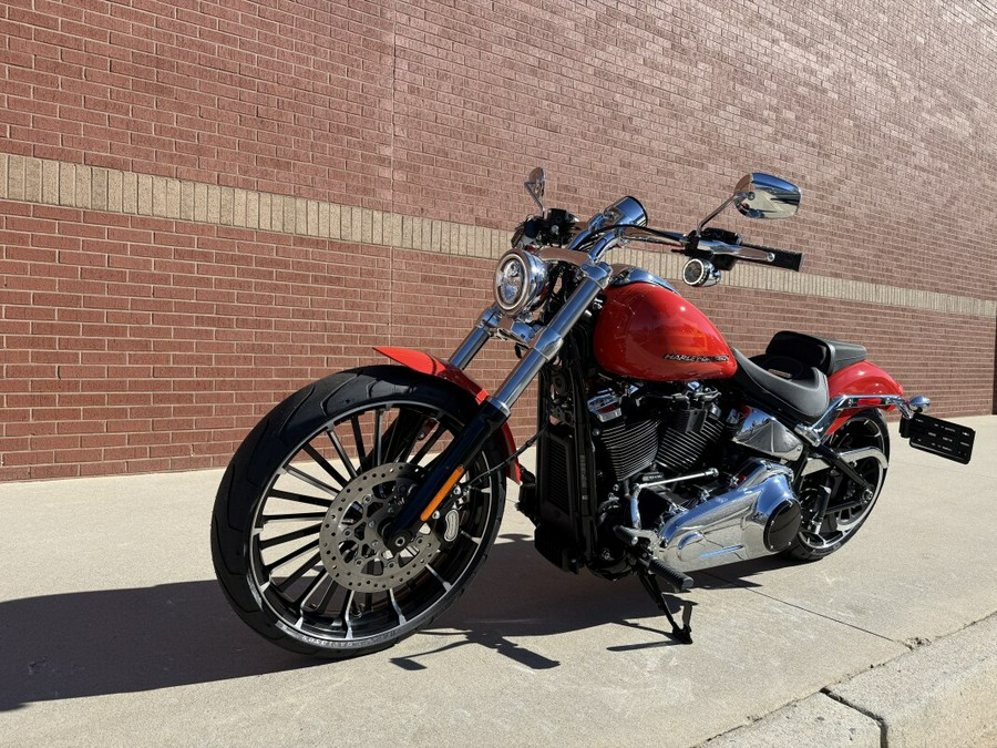 2026 Harley-Davidson® Breakout® Blood Orange Chrome Trim