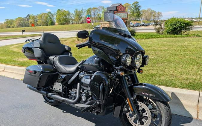 2022 Harley-Davidson® Ultra Limited Vivid Black - Black Finish