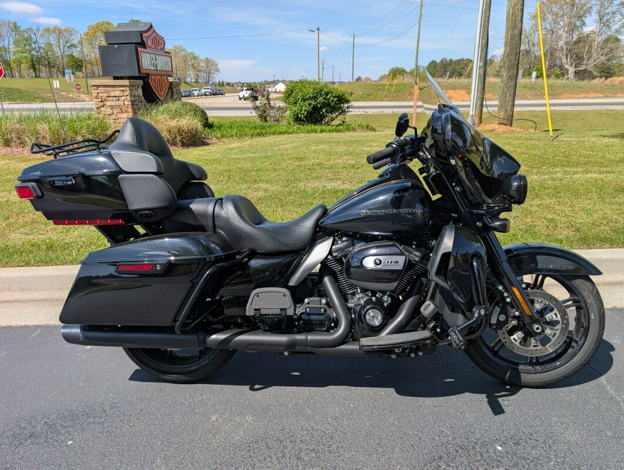 2022 Harley-Davidson® Ultra Limited Vivid Black - Black Finish