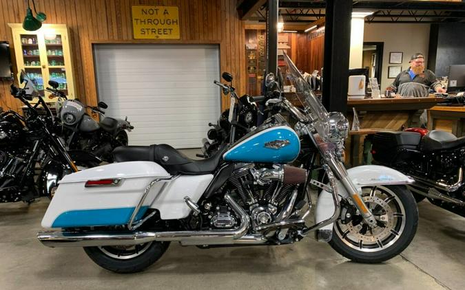 Harley-Davidson® Road King® 2016 FLHR Two-Tone Crushed Ice Pearl/Frosted Teal Pearl