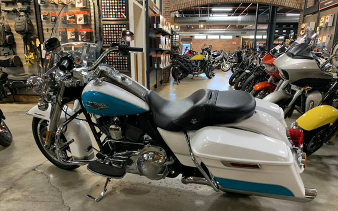 Harley-Davidson® Road King® 2016 FLHR Two-Tone Crushed Ice Pearl/Frosted Teal Pearl