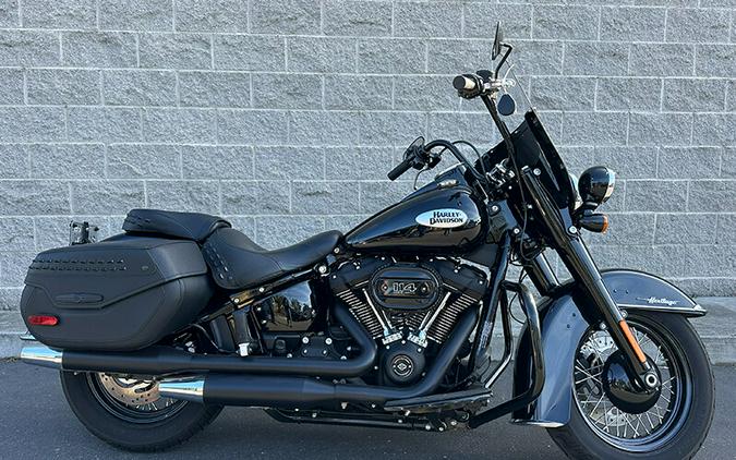 HD FLHCS 2023 BLACK W/ PINSTRIPE