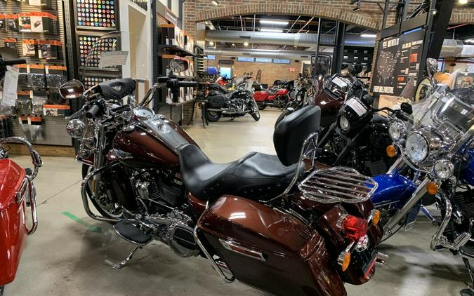 Harley-Davidson® Road King® 2018 FLHR Twisted Cherry