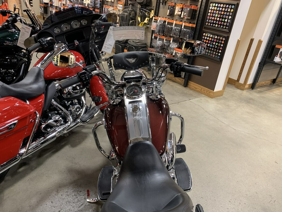 Harley-Davidson® Road King® 2018 FLHR Twisted Cherry