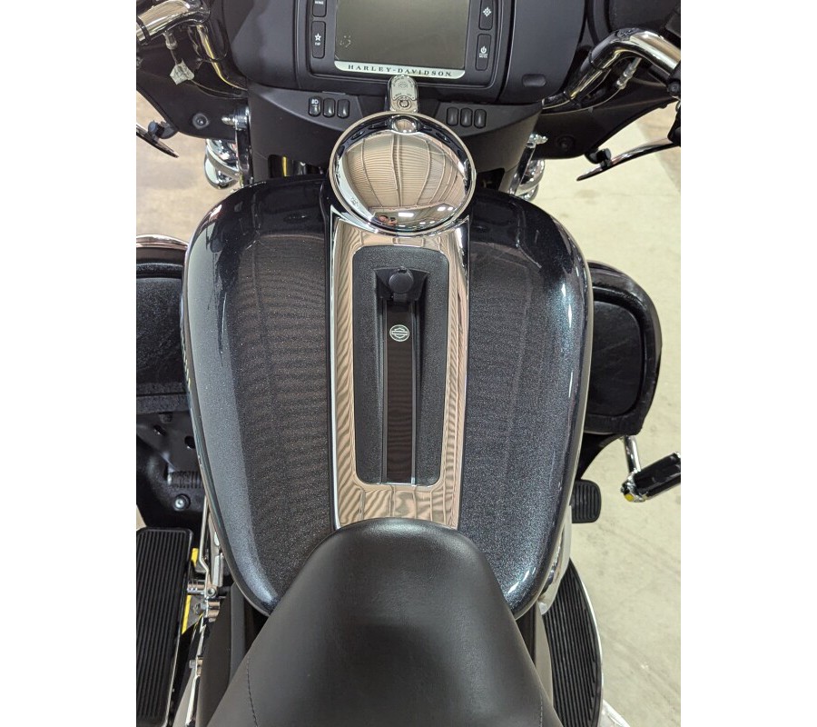 2015 Harley-Davidson Tri Glide Ultra Black Magic