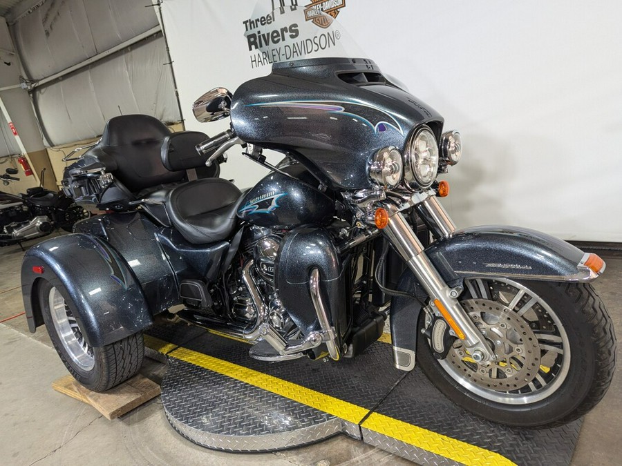 2015 Harley-Davidson Tri Glide Ultra Black Magic