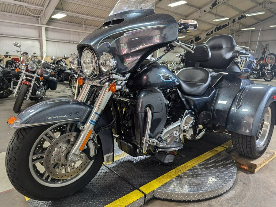 2015 Harley-Davidson Tri Glide Ultra Black Magic