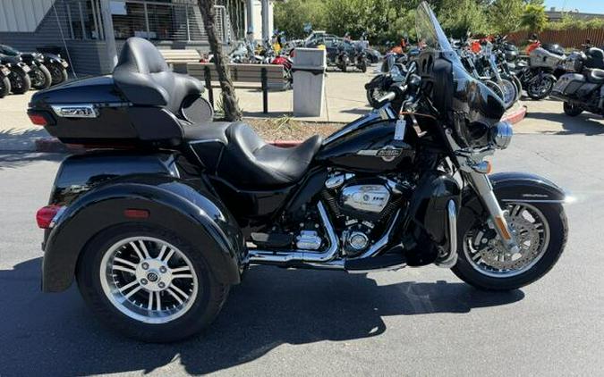 2021 Harley-Davidson Tri Glide Ultra Vivid Black