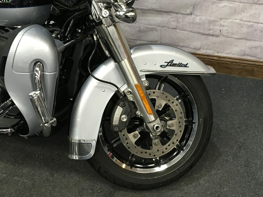 2019 Harley-Davidson Ultra Limited Two-Tone Midnight Pearl/Brilliant Silver Pearl FLHTK